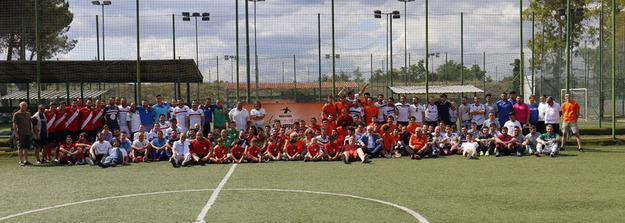 Foto di gruppo con tutte le squadre che hanno preso parte al Memorial Semprini