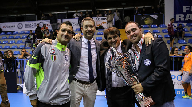 D&apos;Orto e la dirigenza blues con la Supercoppa (©Giacomini)