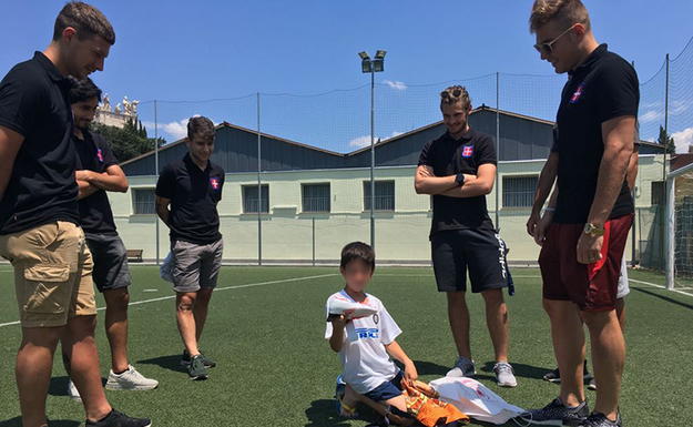 I ragazzi dell&apos;Asilo Savoia ed il talentino della Romulea a cui hanno regalato gli scarpini