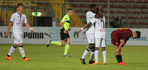 L&apos;abbraccio a Traorè dopo il gol © DeCesaris