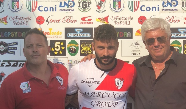 Scardola con la nuova maglia, insieme al dg Pizi e al patron Marcucci