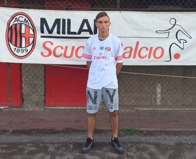 Michele Anaclerio firma con il Giovanni Castello
