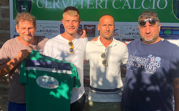 Indino, secondo da sinistra, con la nuova maglia