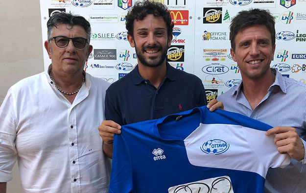 Leonardi al centro con la maglia dell&apos;Ottavia