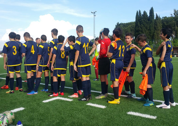 Giovani calciatori gialloblù pronti a scendere in campo ©Petriana