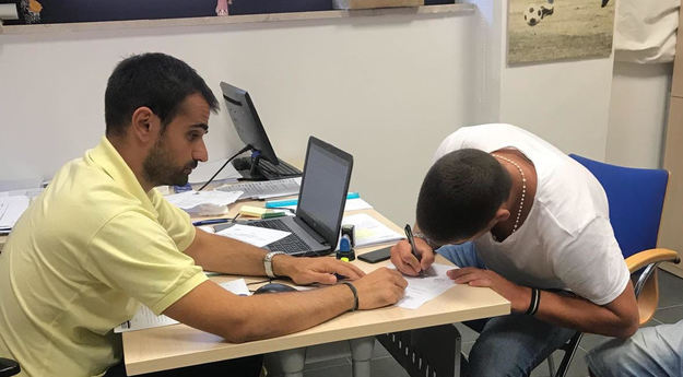 Luca Cifarelli al momento della firma con il club partenopeo