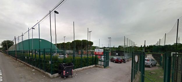 L&apos;ingresso del centro sportivo Testa in via del Baiardo