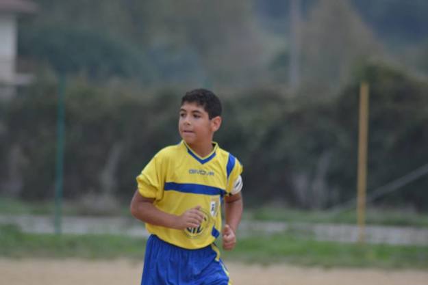 Alessandro Fabrizi con la fascia da capitano in maglia gialloblù, ©ProCalcioIsolaLiri
