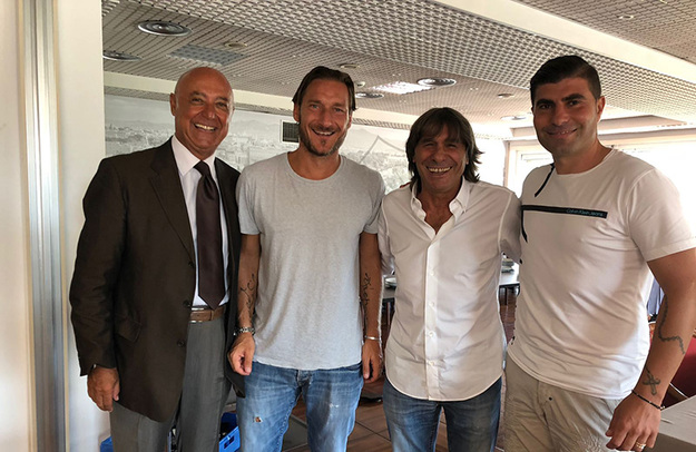 Foto di gruppo con Totti e Conti dopo la firma dell&apos;accordo