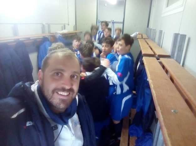 Raffaele Fossi insieme ai suoi giovani calciatori