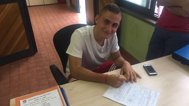 Vincenzo Rodi durante la firma