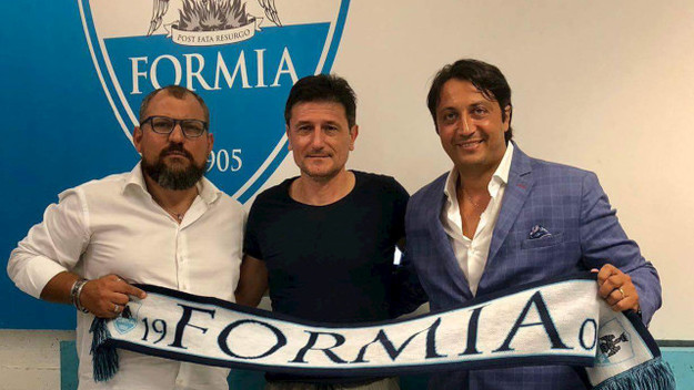 Mister Ferdinando Di Benedetto (al centro), Formia