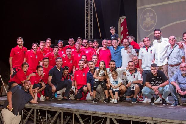 Giocatori e dirigenti del Ceccano durante la presentazione della squadra