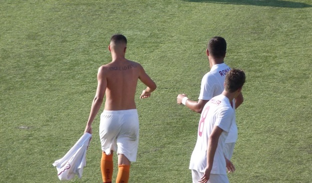 Piermattei esulta senza maglia (foto GazReg)