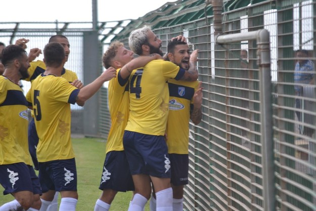 L&apos;esultanza dell&apos;Albalonga dopo il gol di Massella