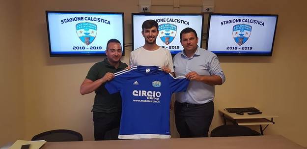 Cenerelli in posa con la nuova maglia (foto Suio T.C. Minturno)