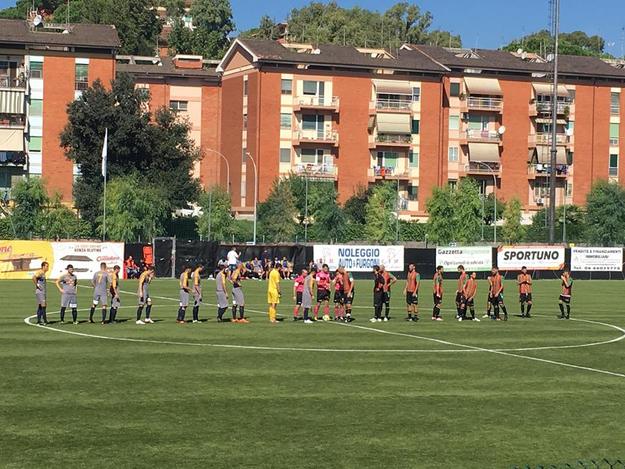 Le due squadre prima del fischio d&apos;inizio
