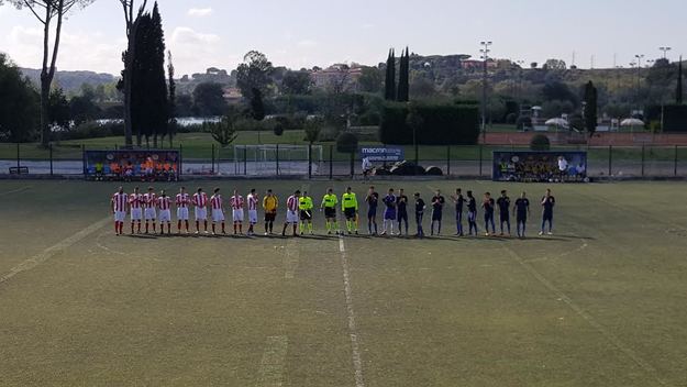 Le due squadre prima del fischio d&apos;inizio
