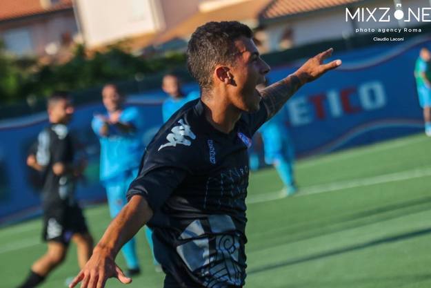 L&apos;esultanza di Filippo D&apos;Andrea dopo il gol siglato all&apos;Anzio (Ph. Mixzone)