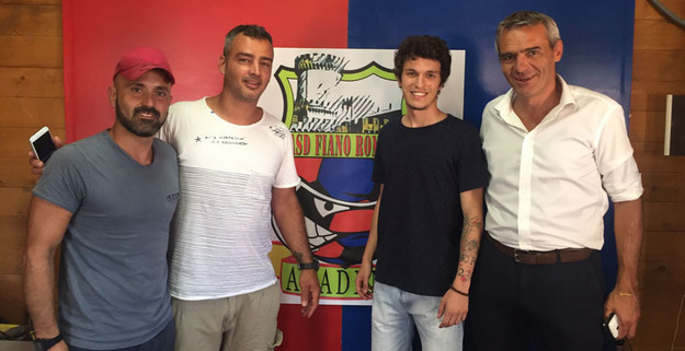 La dirigenza del Fiano Romano con il centrocampista Giulio Sette