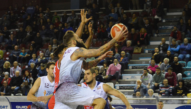 Tomassini a canestro