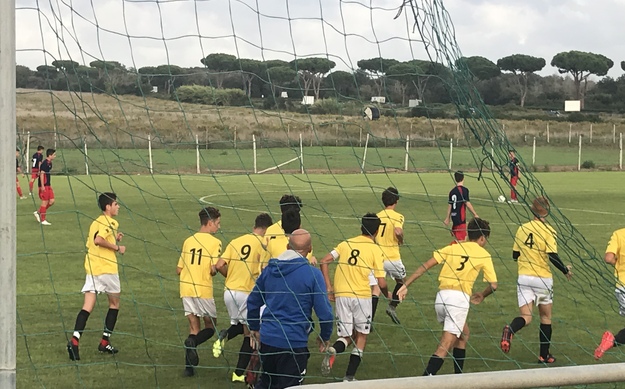 I ragazzi della Lupa Roma che esultano con il mister Monaco (foto GazReg)