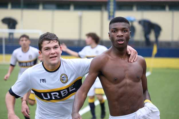 Arciero, a destra, esulta dopo il gol ©Lori