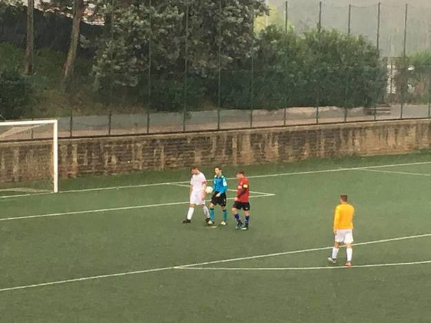 L&apos;arbitro valuta le condizioni del campo