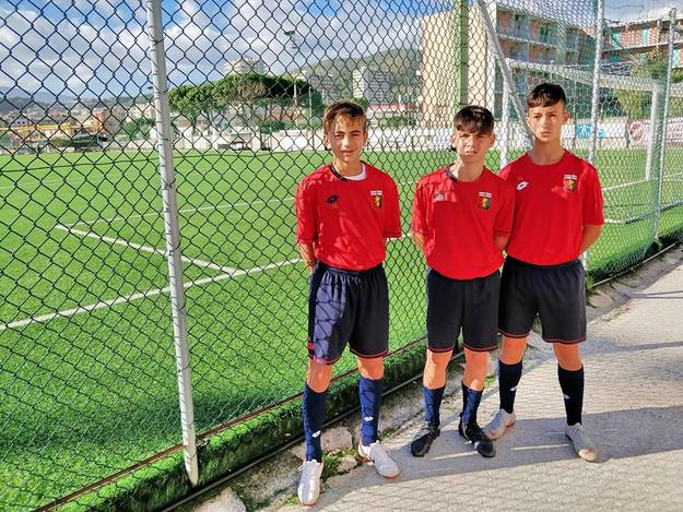 Un trio gialloblù con la maglia del Genoa