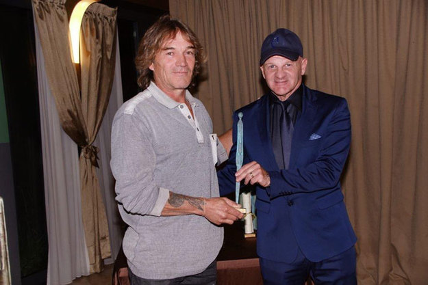 Gianni Boccia riceve il premio da Giuseppe Iachini