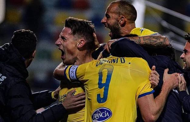 Frosinone Calcio, Pinamonti esulta con i compagni ©FrosinoneCalcio