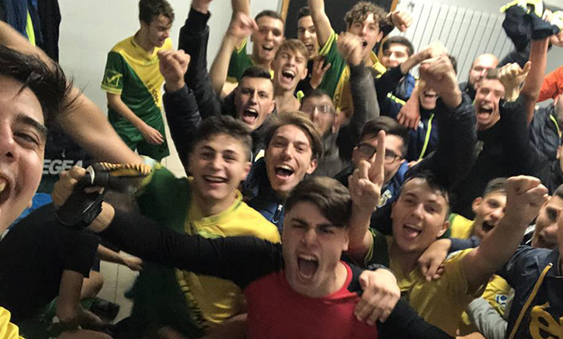 L&apos;esultanza dei larianesi dopo il derby