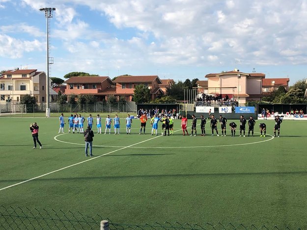 Le due squadre schierate a centrocampo: Sff ed Aprilia