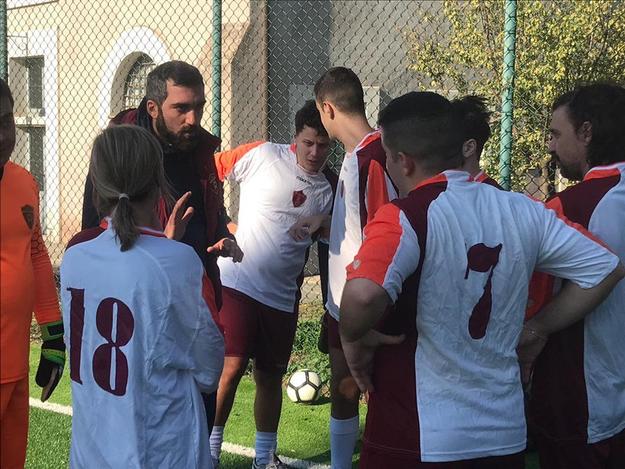 I ragazzi a rapporto col mister © Pagina Facebook Romulea 