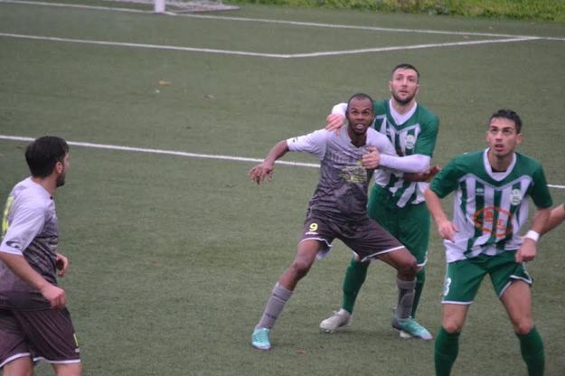 Carlos Jorge Nascimento Antunes mentre fa a sportellate con i difensori della Semprevisa