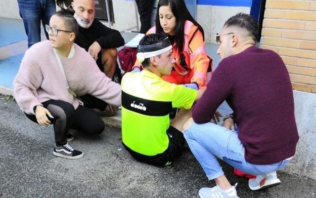 Il giovane Bernardini dopo l&apos;aggressione