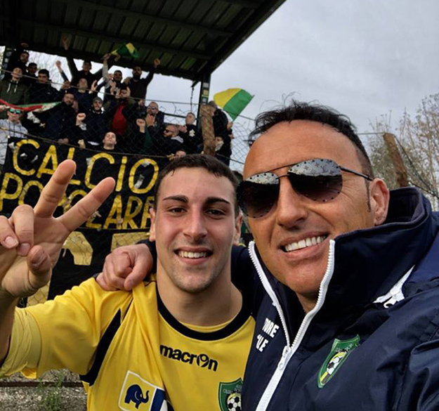 Il direttore generale con un suo calciatore