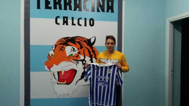 Matteo Spila con la sua nuova maglia (foto di Terracina Calcio)