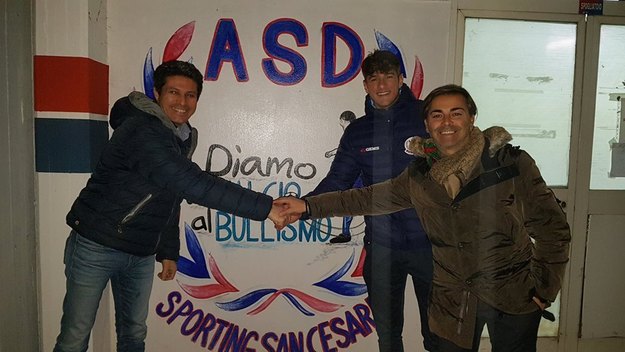 La stretta di mano con il nuovo arrivato Gianluca Sabelli
