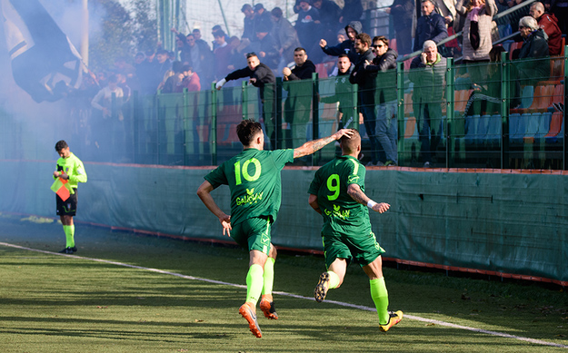 Atletico Morena: Pascucci segna il momentaneo 1-1 e va ad esultare con i tifosi biancoblù ©Cippitelli