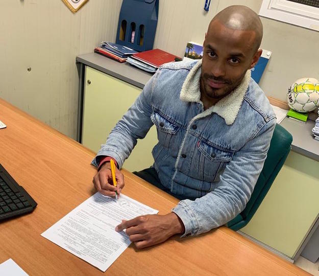 De Sousa al momento della firma
