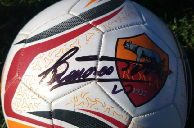 Il premio, il pallone autografato