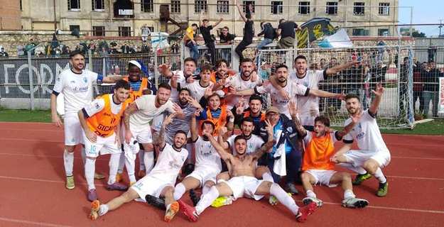 I giocatori del Formia festeggiano dopo la vittoria nel derby di Gaeta: ci riproveranno domenica