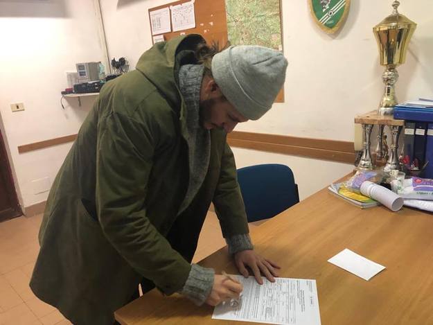 La Rosa al momento della firma nella sede rossoblù