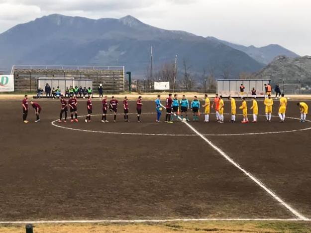 Il calcio d&apos;inizio (foto Pontinia Calcio)
