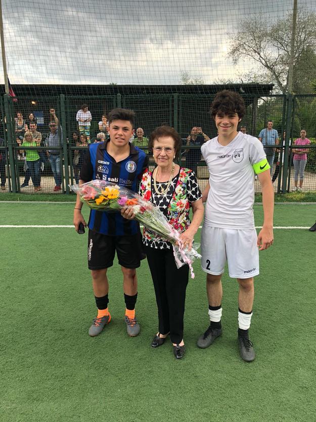 Al centro la signora Federici con accanto i capitani di Latina Scalo e Tor di Quinto, finaliste 2018.