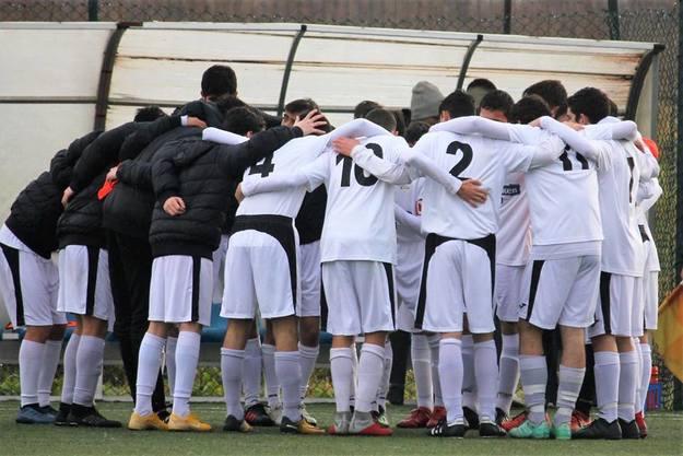 L&apos;abbraccio dei 2004 del Campus prima del match contro l&apos;Atletico 2000 @CampusEur