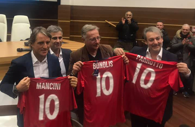Il presidente del Grifone Gismondi regala una maglia a Mancini, Bonolis e Parrotto ©GazReg