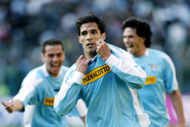 Corradi esulta dopo un gol con la Lazio