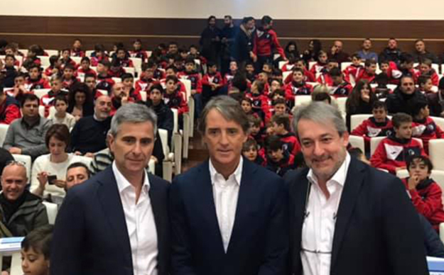 Gismondi, Mancini, Parrotto e i bimbi del Grifone ©GR
